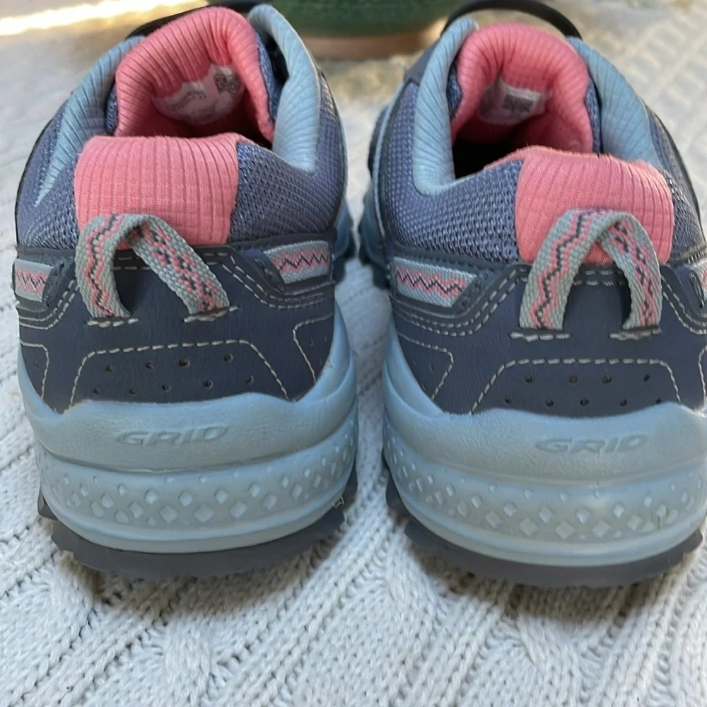 Women’s sz 9W Saucony Blue/gray and Pink Sneakers with Mesh & easy slip on bands
